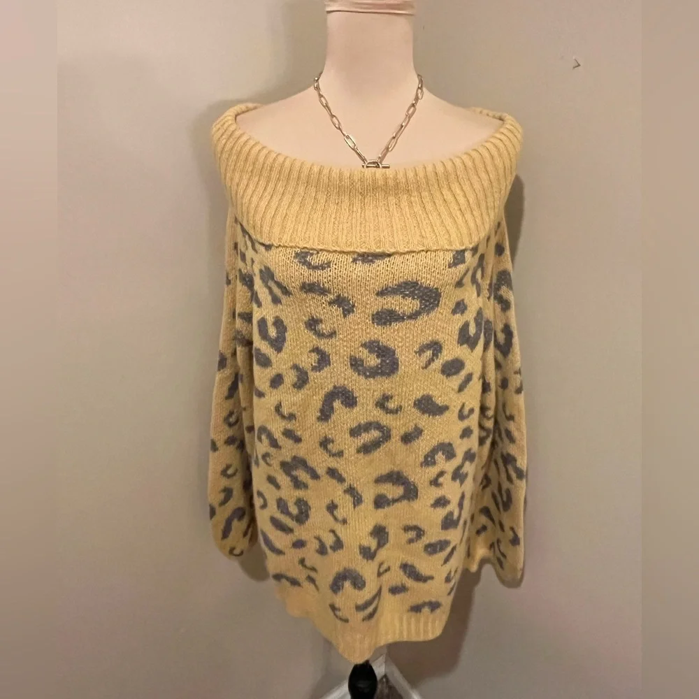 Easel Shawl Neck Sweater Gold Size
S Off the Shoulder Leopard Print
Cozy, medium - Picture 5 of 9